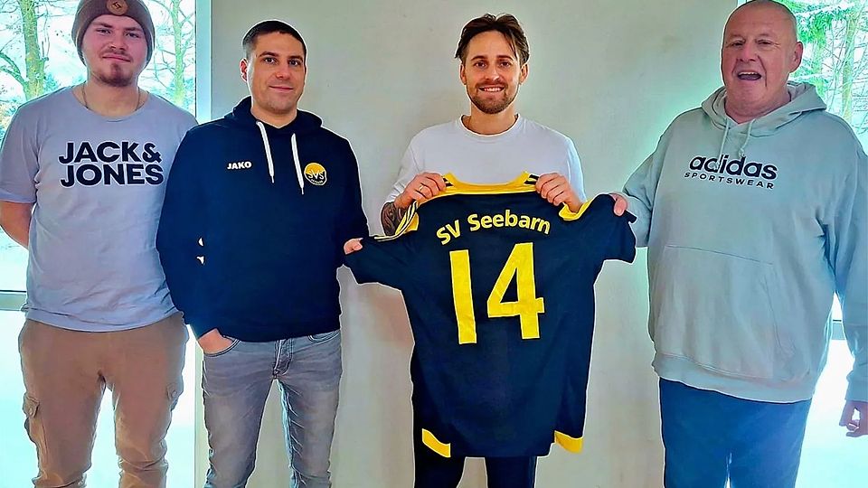 Die Verantwortlichen des SV Seebarn begrüßen Marvin Weigl (Zweiter von rechts) als neuen Spielertrainer.