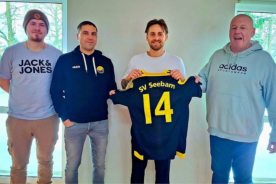 Die Verantwortlichen des SV Seebarn begrüßen Marvin Weigl (Zweiter von rechts) als neuen Spielertrainer.