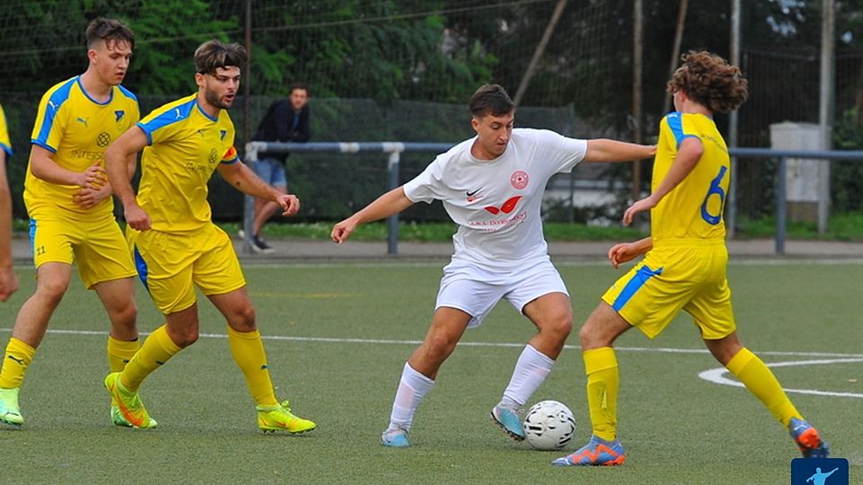 Der 1. FC Mönchengladbach eröffnet gegen den SSV Grefrath den Bezirksliga-Spieltag. 
