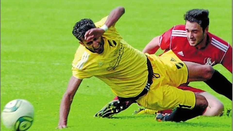 Heiß her ging's zwischen Aimen Gabteni (links) und dem 1. FC Spich sowie Tom Caspers und dem Siegburger SV 04 im "Kellerduell" der Fußball-Landesliga. Foto: Horst Müller