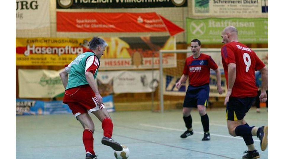 Der Alsfelder Routinier Michael Bannas (links) setzt gegen die Leuseler Markus Pichler und Heiko Schlitt zum Angriff an. Foto: Raab