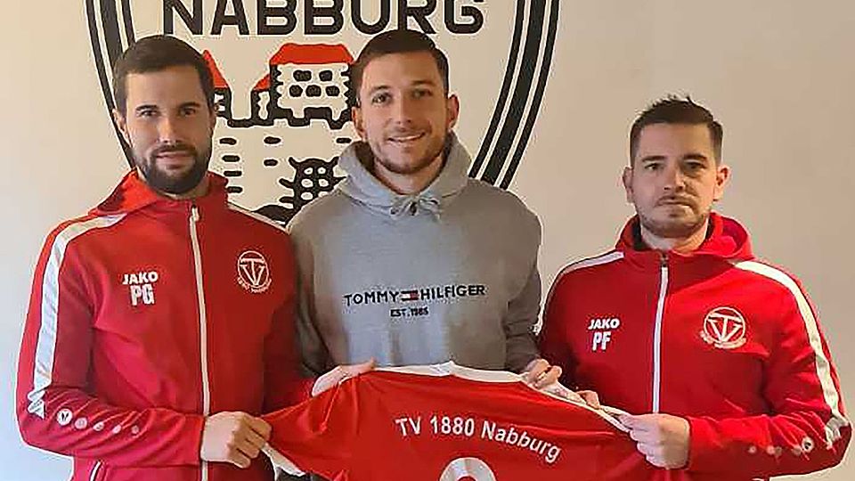 Teamkapitän Patrick Greindl (l.) und Philipp Fleischmann (r.) aus der sportlichen Leitung rahmen Rückkehrer Tarkan Özdemir ein.