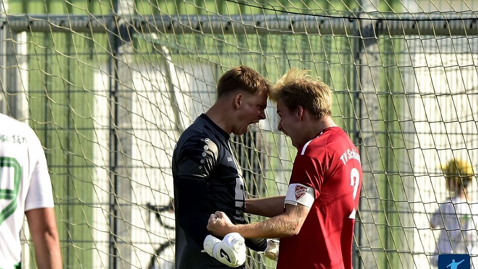 Sicherer Rückhalt: Schierlings Torhüter Schneider (li.) trug in der 17. Minute entscheidend dazu bei, dass die Partie am Ende torlos blieb.