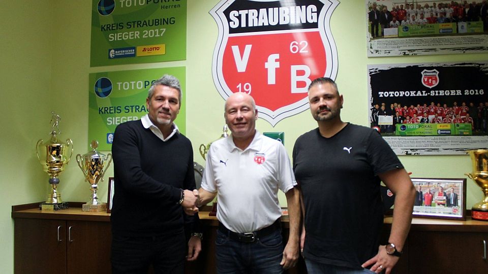 VfB-Vorstand Manfred Schötz (Mitte) und Manager Tobias Forster (re.) heißen Neu-Coach Stefan Wagner willkommen 