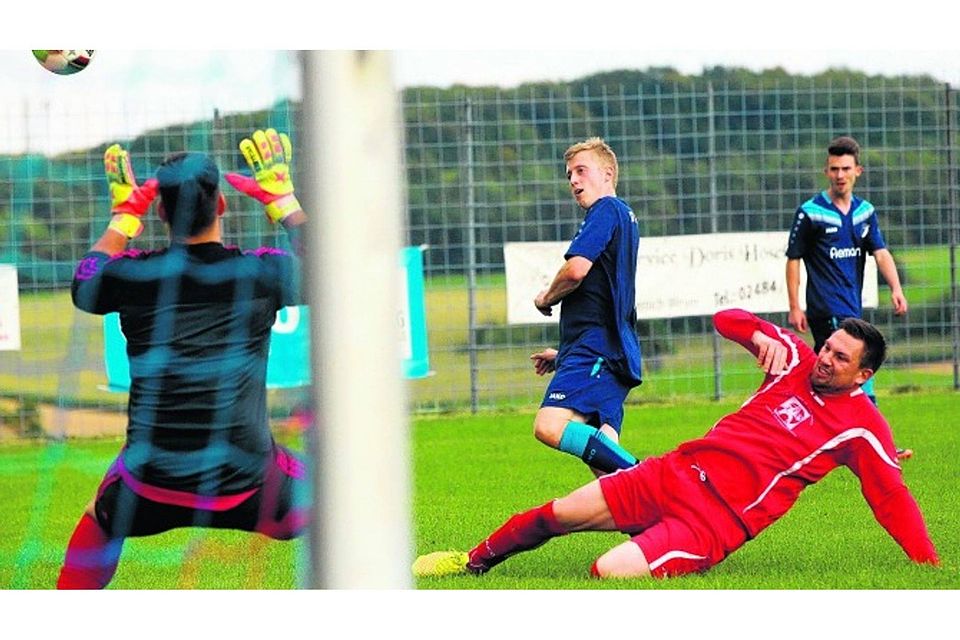 Deutlich überlegen war die SG  Feytal/Weyer II im Spiel gegen Schönau 5:1. Florian Schmitz (Bildmitte) erzielte das 3:0. Foto: Küpper