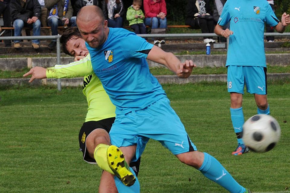 Einen Schritt zu spät kommt Aystettens Dennis Becker gegen den Diedorfer Lukas Schnitzler.  Foto: Marcus Merk