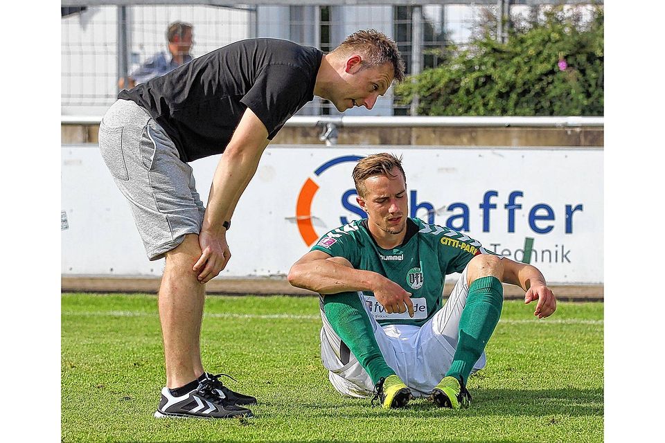 Zuspruch und Aufmunterung: VfB-Trainer Denny Skwierczynski (li.) mit seinem Kapitän Moritz Marheineke. Foto: objectivo/Kugel
