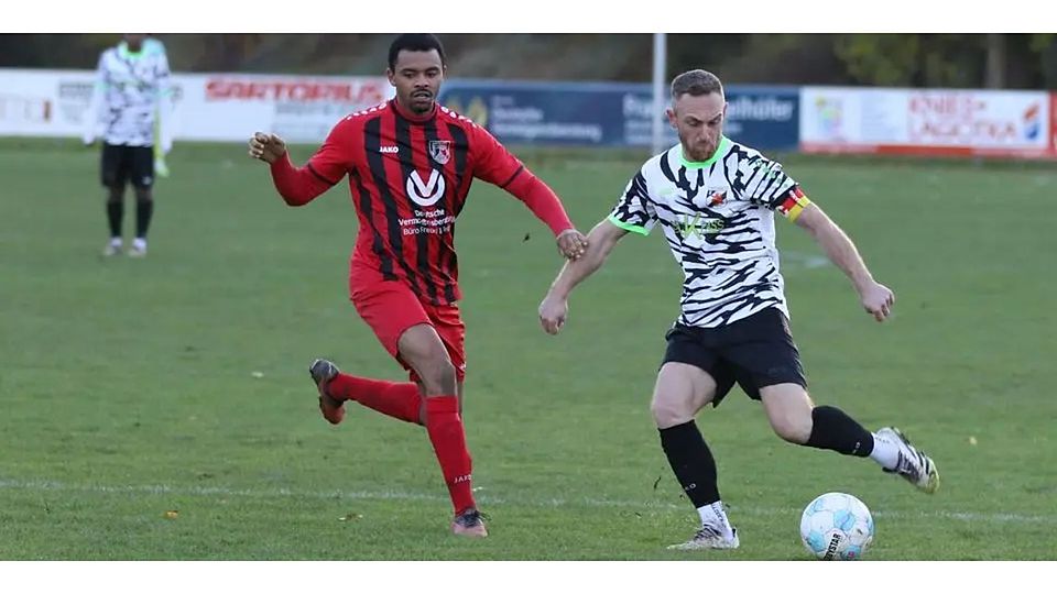 Im Spitzenspiel versucht Buchenaus Raymon Boateng (li.) die Kreise des Calderner Toptorschützen Manuel Brehm einzuengen. © Jens Schmidt