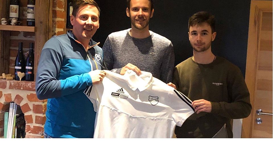 SV-Abteilungsleiter Christian Sterr (li.) mit den Neuzugängen Petr Mezera (Mitte) und Daniel Morav