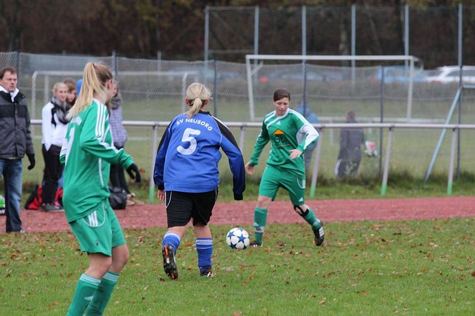 Die Damen des TSV Frickenhausen (grün) holen ein 2:2 in Dettelbach.F: Stock