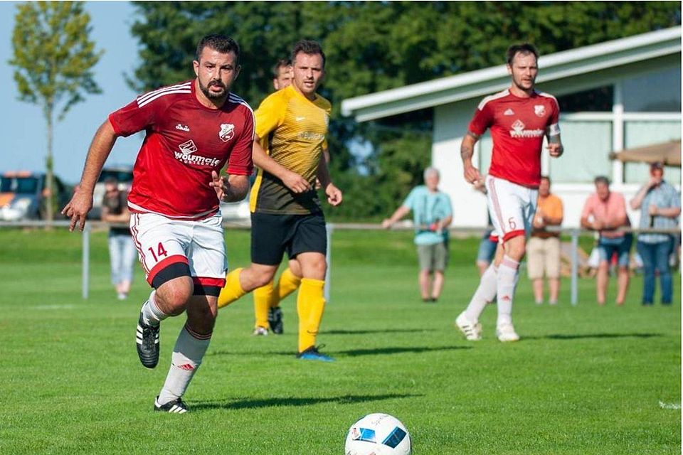 Die SG Dettingen (rotes Trikot) verlor das Pokalduell zweier B-Kreisligisten beim TSV Allmendingen. (SZ-Foto: mas)