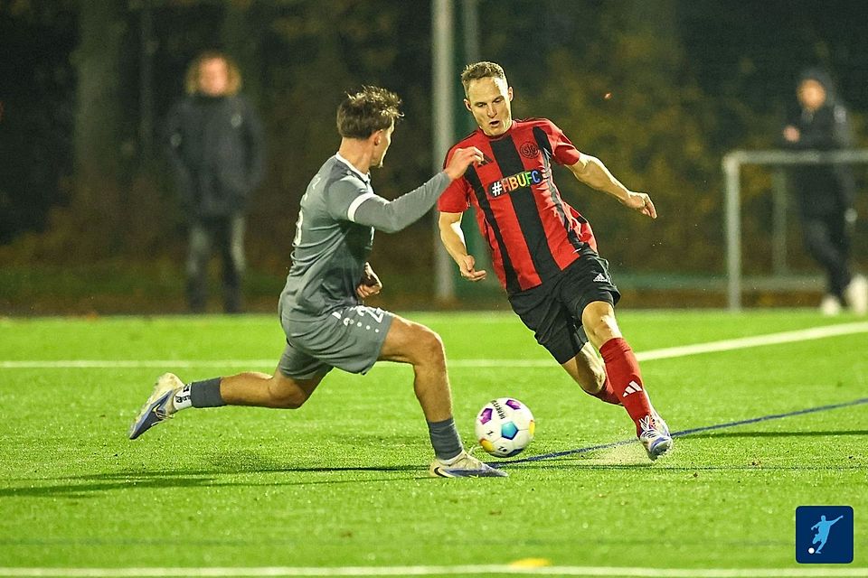 Max Hasenstab (rechts) - hier im Zweikampf gegen Biebrichs Jonas Nürnberg (links) - war mit seinen zwei Treffern der Matchwinner.