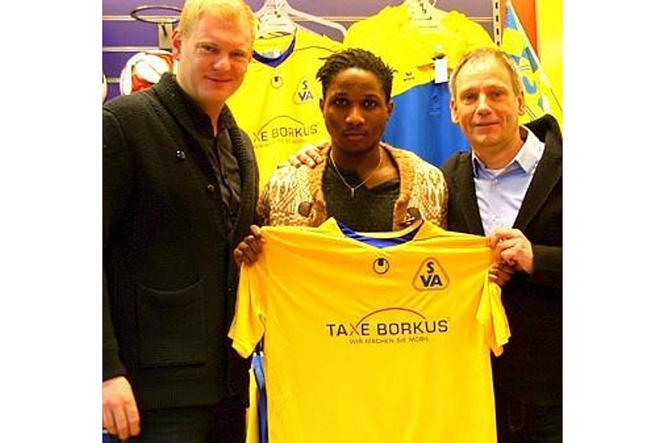 Spielt jetzt in Gelb: Drancy Muadi-Ngonge (Mitte) bekommt sein Atlas-Trikot von Bastian Fuhrken (links) und   Jörg Rosenbohm. Verein