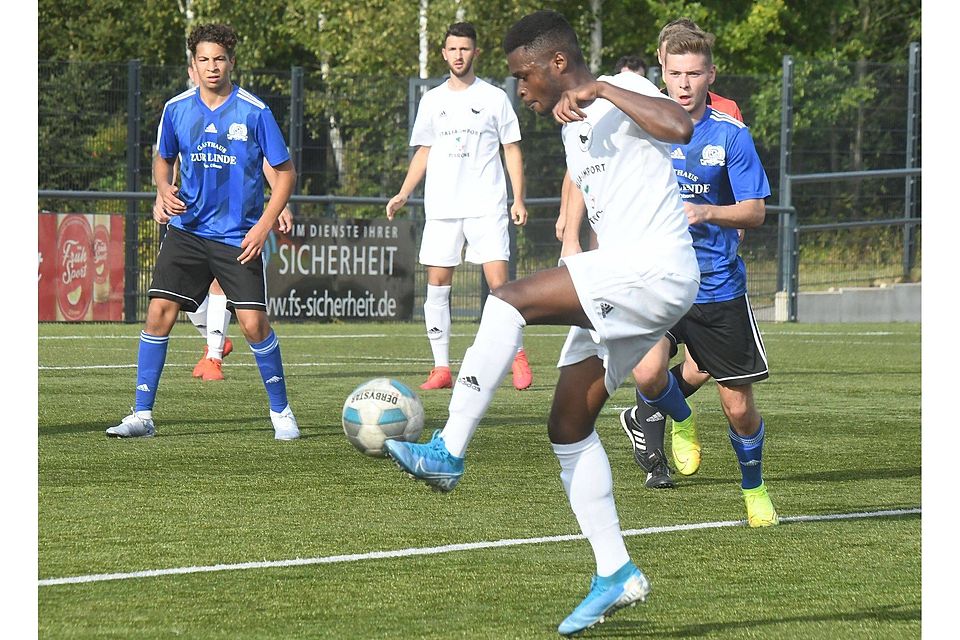 Der Treffer von Medart Ilungo-Joao (rechts) reichte den SV RW Merl bei der 1:2-Niederlage gegen den FC Hertha Rheidt nicht.