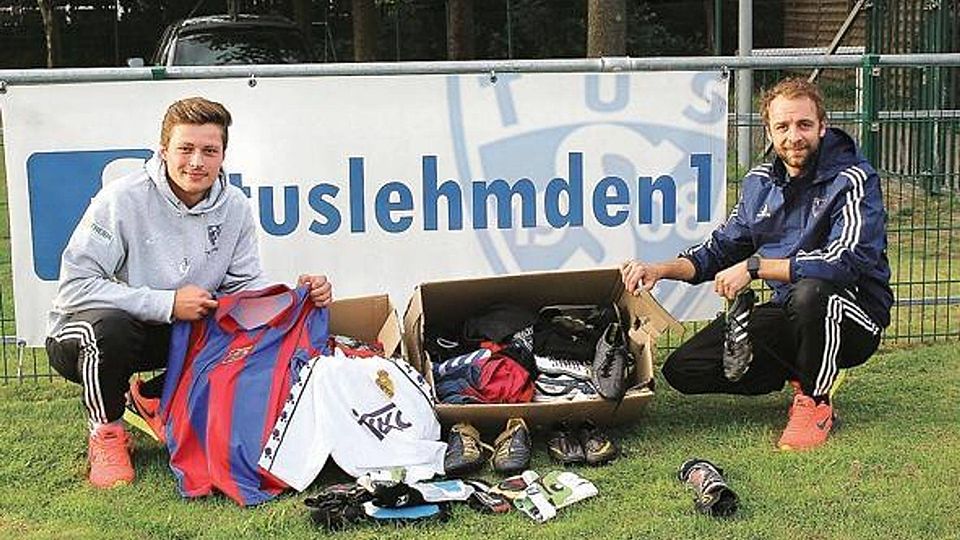 Erhalten seit vergangener Woche kistenweise Spenden für Flüchtlinge: Frerk Janßen und Tim Juraschek freuen sich über die gespendete Sportbekleidung, Fußballschuhe, Schienbeinschoner und Torwarthandschuhe. Merle Ullrich