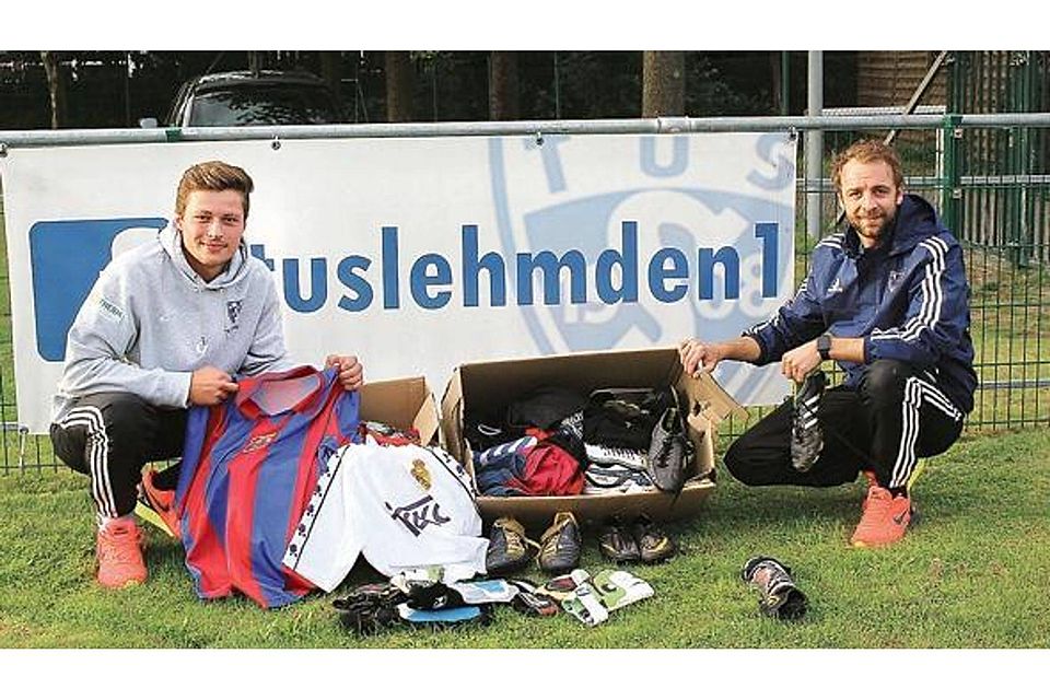 Erhalten seit vergangener Woche kistenweise Spenden für Flüchtlinge: Frerk Janßen und Tim Juraschek freuen sich über die gespendete Sportbekleidung, Fußballschuhe, Schienbeinschoner und Torwarthandschuhe. Merle Ullrich