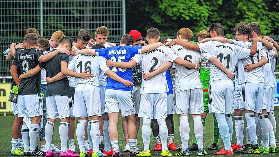 Der Mittelrheinliga stehen sie vom Potenzial her näher: Der FC Düren-Niederau U19 kann nach dem zwei Jahren in der Bezirksliga wieder aufsteigen. Im Aufstiegsspiel liefern sie sich eine spannende Partie gegen den Jugendsport Wenau.