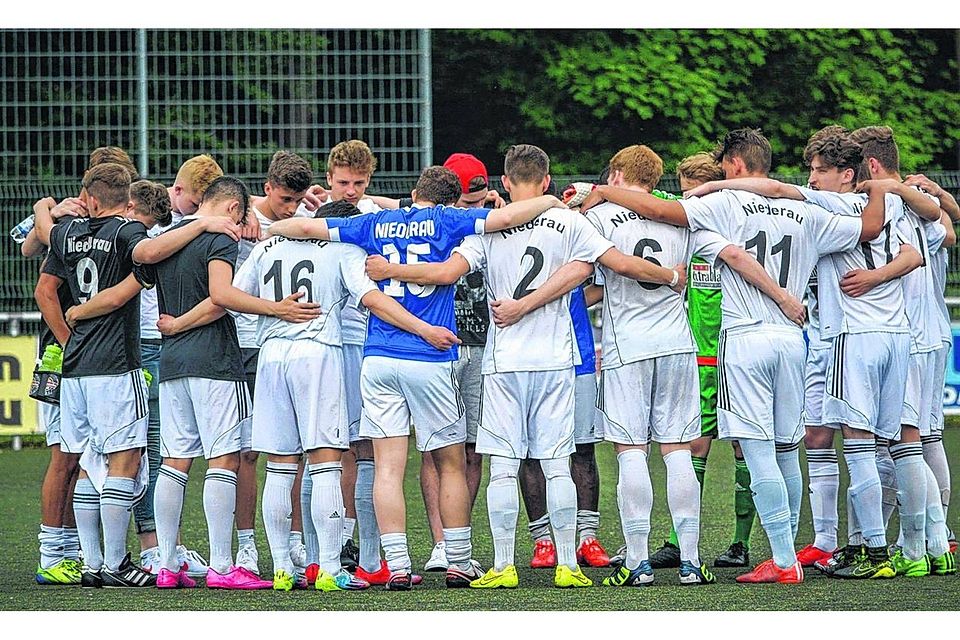 Der Mittelrheinliga stehen sie vom Potenzial her näher: Der FC Düren-Niederau U19 kann nach dem zwei Jahren in der Bezirksliga wieder aufsteigen. Im Aufstiegsspiel liefern sie sich eine spannende Partie gegen den Jugendsport Wenau.