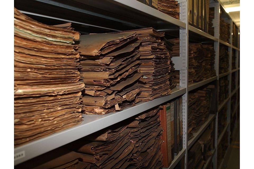 Quelle: https://upload.wikimedia.org/wikipedia/commons/4/48/Herne_Stadtarchiv_alte_Akten.jpg Quelle: https://upload.wikimedia.org/wikipedia/commons/4/48/Herne_Stadtarchiv_alte_Akten.jpg