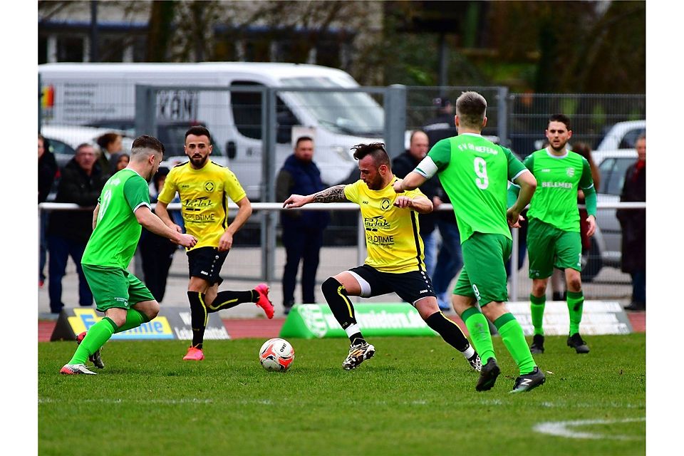 Die GU-Türkischer SV Pforzheim mit Samet Uzun (in Gelb am Ball) hatte im Topspiel gegen Niefern auch etwas Glück. Foto: Hennrich
