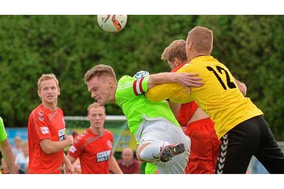 Kein Durchkommen: Anders als gegen Oldenburg wittern die Bersenbrücker (in Grün) nach dem Sieg in Heeslingen Morgenluft, um gegen Hannover nachzulegen. Archivfoto: Helmut Kemme