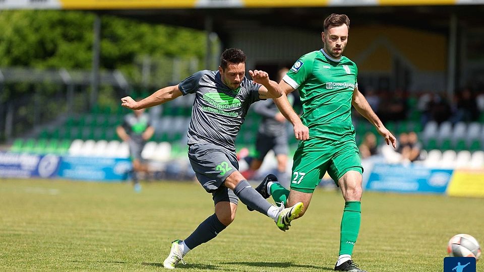 Markus Gallmaier (li.) geht auch weiterhin für den SV Schalding-Heining auf Torejagd 