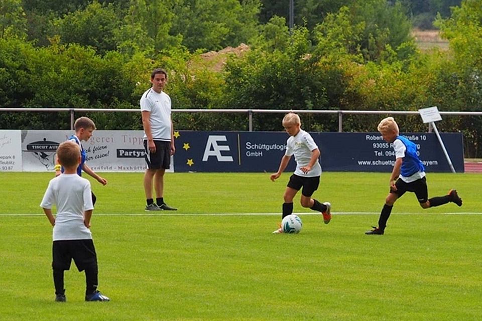 Abteilungsleiter Florian Hofer forderte die Fußballer im Alter von fünf bis 13 Jahren mit verschiedensten Übungen. Foto: Elke Stauffer