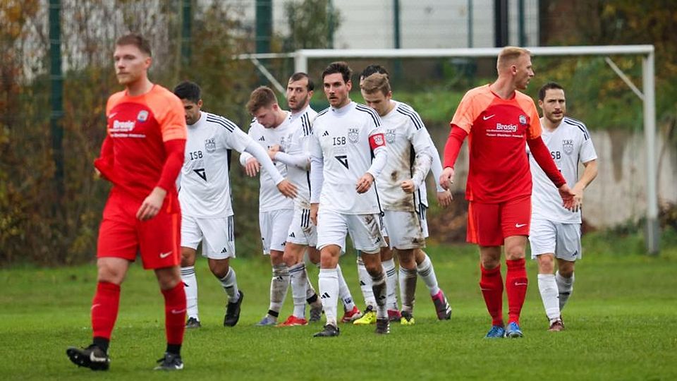 Auch beim Spiel gegen die SG Mosbach/Radheim konnten Jannik Fornoff (Mitte) und der TSV Höchst (in weiß, hier im Spiel gegen den SSV Brensbach) jubeln.	Foto: Guido Schiek