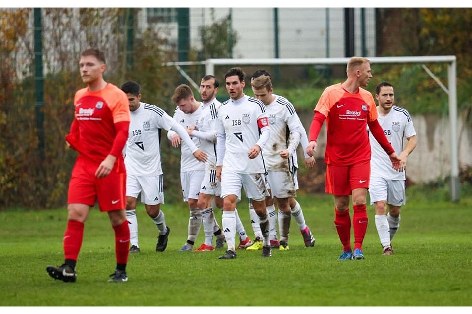 Auch beim Spiel gegen die SG Mosbach/Radheim konnten Jannik Fornoff (Mitte) und der TSV Höchst (in weiß, hier im Spiel gegen den SSV Brensbach) jubeln.	Foto: Guido Schiek