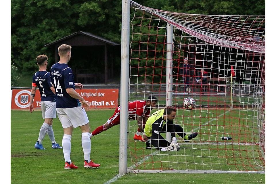 TSG-Stürmer Vllaznim Dautaj (rotes Trikot) bugsiert den Ball zum 1:0 über die Linie und dreht zum Jubeln ab.	