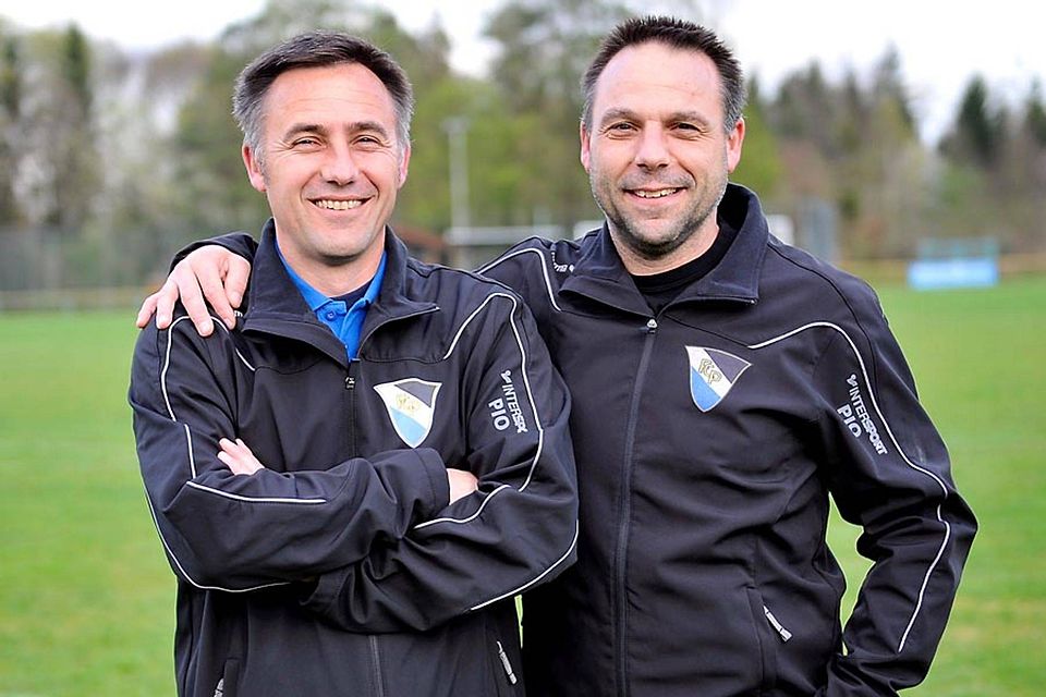 Jürgen Lugmair (links) und sein Bruder Stefan trainieren die erste beziehungsweise zweite Mannschaft des FC Penzing. 	F.: Thorsten Jordan