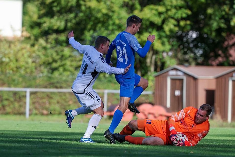 Auch auf die Defensivreihe des FV Fränkisch-Crumbach (Mitte Dominik Heid, rechts Torwart Tom Geier) wird es am Sonntagnachmittag im Spitzenspiel der Kreisoberliga gegen die TSG Steinbach ankommen.	Archivfoto: Joaquim Ferreira