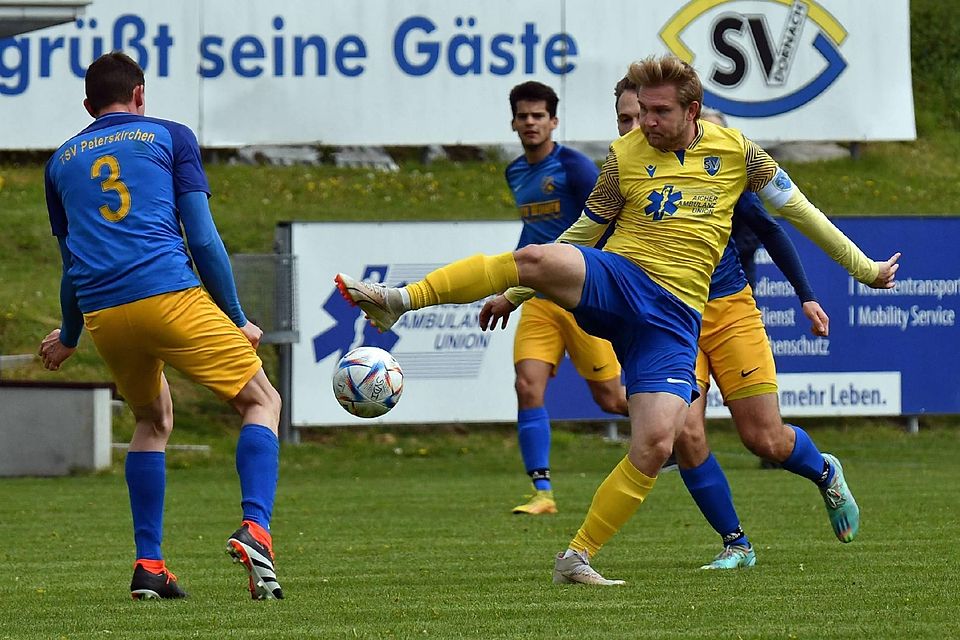Dominik Goßner (gelb) erzielte auf seiner Abschiedstour die Saisontore zehn und elf, macht also seinem Teamkollegen Felix Partenfelder (zwölf Treffer) die interne Torjägerkrone streitig.