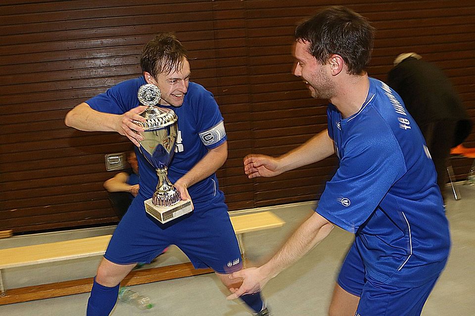Jubel nach dem Turnier: Die TG Viktoria Augsburg siegte bei der Stadtmeisterschaft im Futsal.  Foto: Michael Hochgemuth