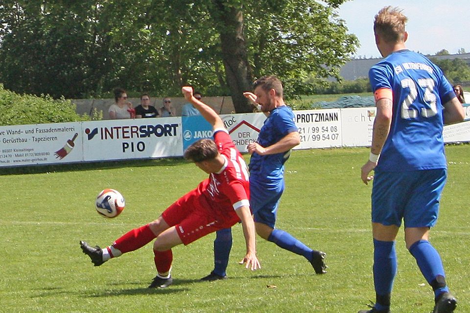 Ein intensives Spiel lieferten sich der ASV Hiltenfingen (blaue Trikots) und der FC Kleinaitingen. 