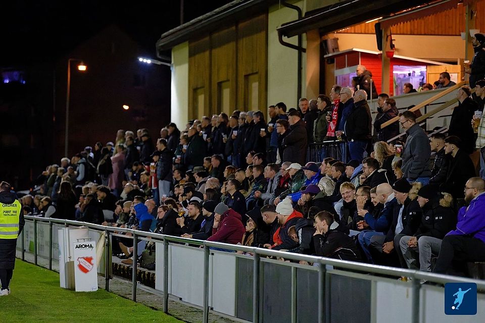Gut voll: 680 Zuschauer wollten in der Bayernliga Nord das Erlanger Derby sehen. Gut voll: 680 Zuschauer wollten in der Bayernliga Nord das Erlanger Derby sehen.