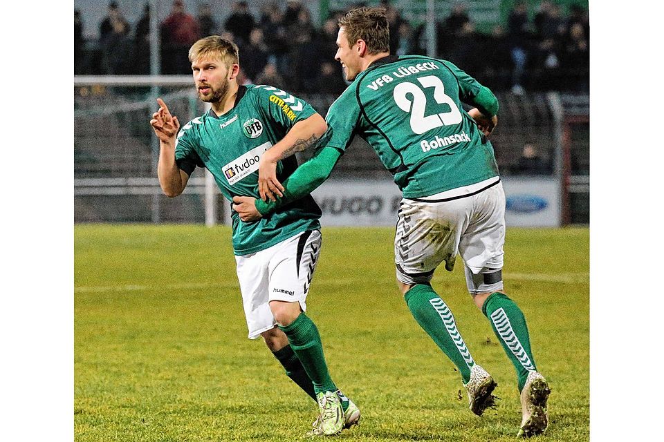 Endlich wieder grün-weißer Jubel: Torschütze Maurice Maletzki (li.) feiert mit Patrick Bohnsack sein 2:0, das den ersten VfB-Sieg 2016 sicherstellte.Foto: tj