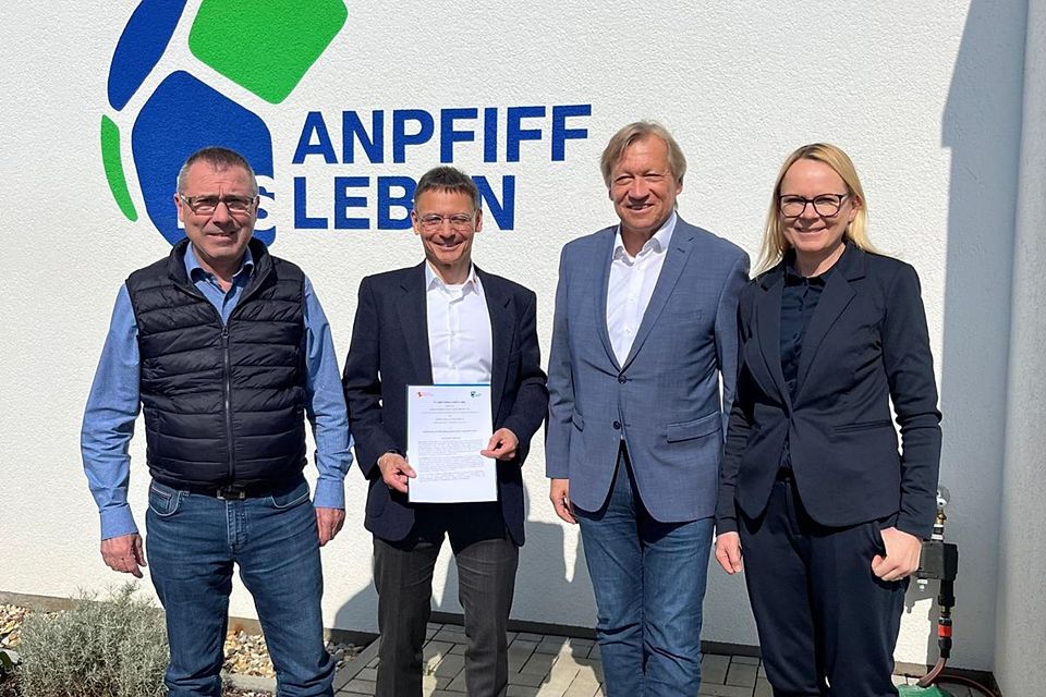 Gruppenbild der Vertreter von Badischem Sportbund Nord und Anpfiff ins Leben nach der Vertragsunterzeichnung.