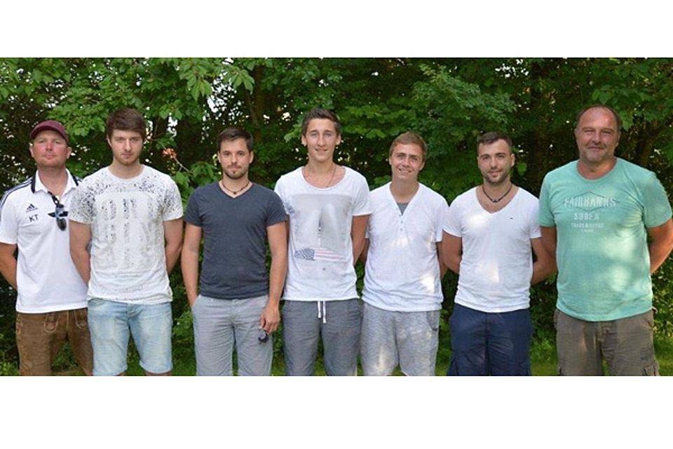 von links: Abteilungsleiter Karl Trautmannsberger, Patrick Gutsche (DJK Adlkofen), Daniel Billinger (DJK Ast), Christoph Müller (eigene A-Jugend), Christoph Winkler (eigene A-Jugend), Matthias Rogl (SC Postau), Trainer Markus Kammerer   Foto:FCA