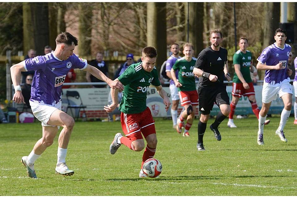 Nick Neca (VfR) gegen Thies Kochanski (MTSV). 