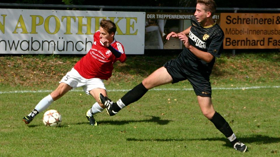 Mehr Biss zeigten Phil Lachnit (rechts) und seine Klosterlechfelder Teamkollegen gegen Christian Müller und den ASV Hiltenfingen. Foto: Manfred Stahl