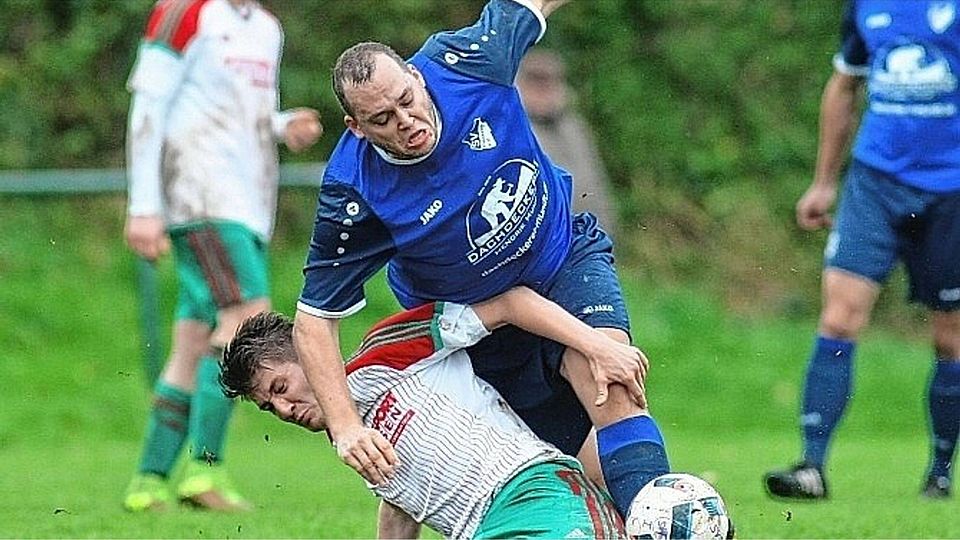 Abgeräumt: Schwansens Philipp Winkelmann (li.) bringt Fleckebys Sascha Kledzinski zu Fall.dve