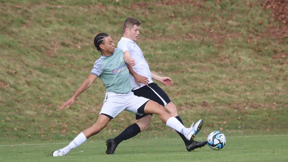 Umkämpftes Match: Am Ende triumphiert Martin Weingang (r.) und sein SV Uffing.