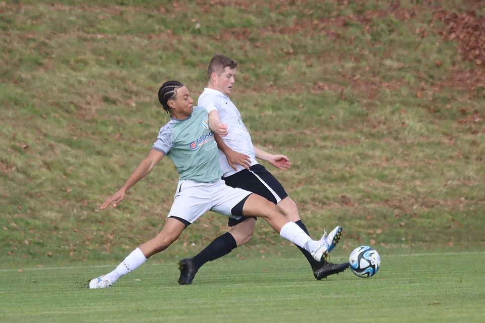 Umkämpftes Match: Am Ende triumphiert Martin Weingang (r.) und sein SV Uffing.