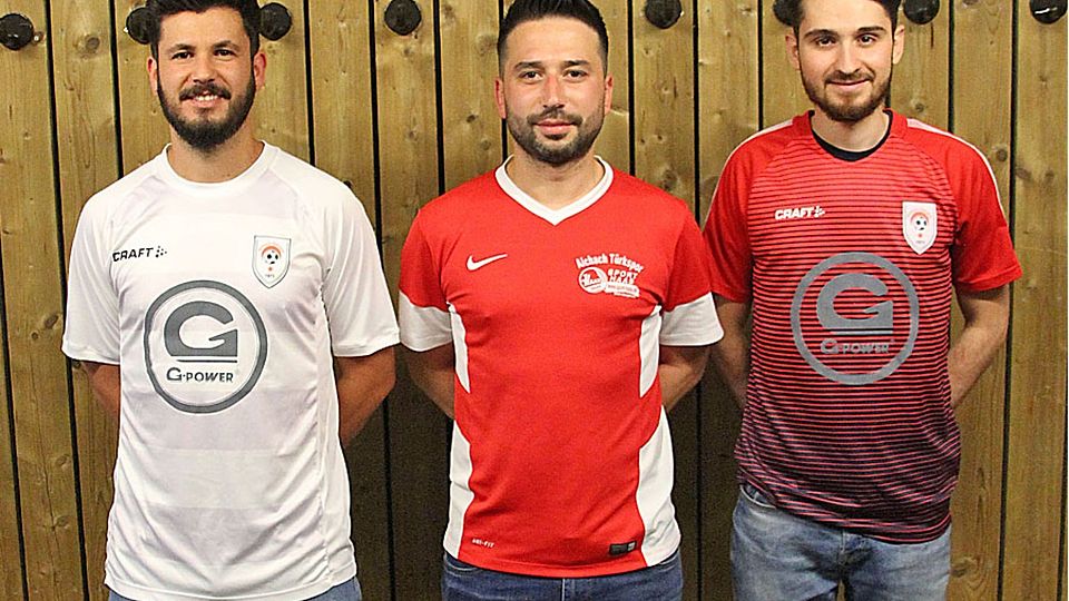 Türkspor-Abteilungsleiter Mencun Tanriverdi (Mitte) freut sich über das neue Trainerteam: Akif Dogan (links) und Hüseyin Köprücü.
