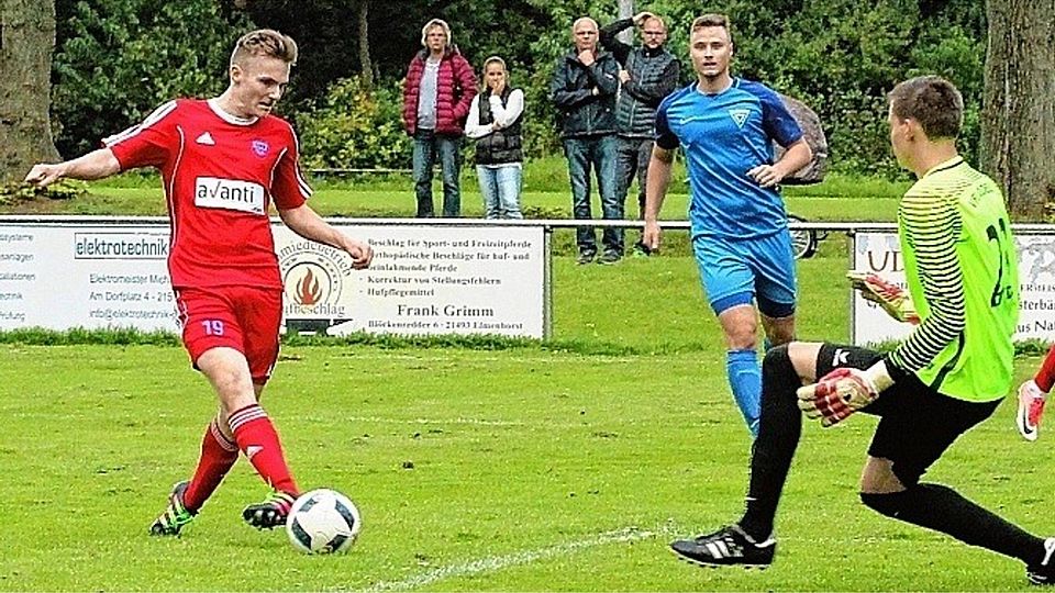 Hier klingelt’s nicht: Güsters Torschütze Dario Dräger (links) scheitert hier an Keeper VfL-Fabian Neels. Foto: Lekien