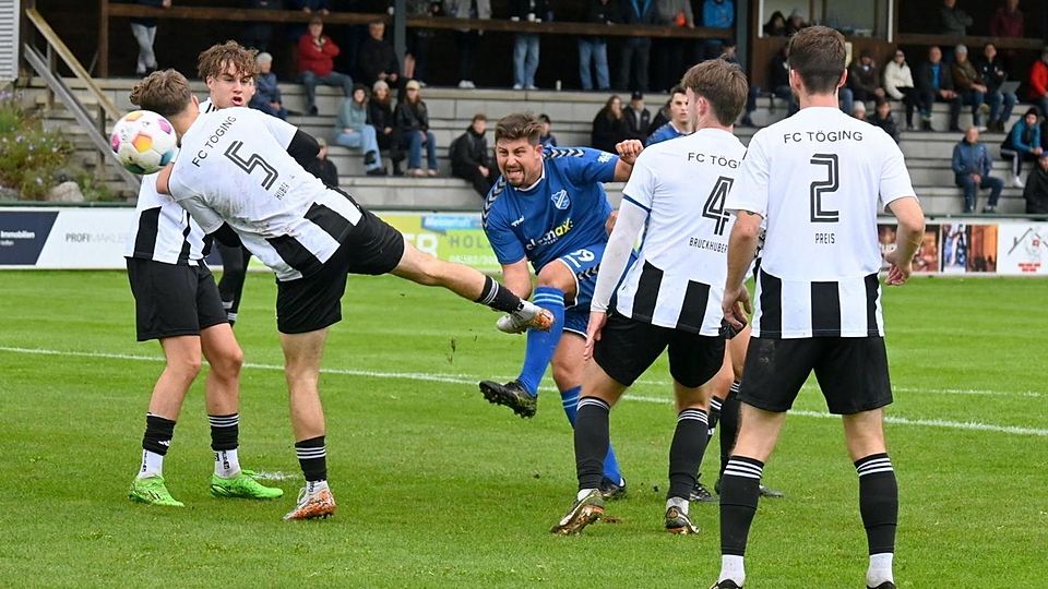 Der Scharfschütze: Florian Rupprecht (M.) schießt diese Saison  noch für Langengeisling die Tore, künftig dann für die SpVgg Eichenkofen.