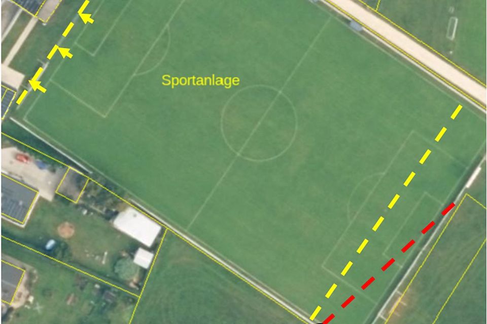 Die rotgestrichelte Linie markiert den Bereich, der gekürzt werden müsste. Das Spielfeld wäre entweder schief, oder würde bei gerader Kürzung die Mindestmaße nicht mehr haben.