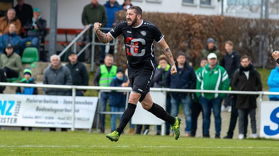Sascha Mölders bejubelt seinen Treffer seinen Treffer gegen SV Schalding-Heining