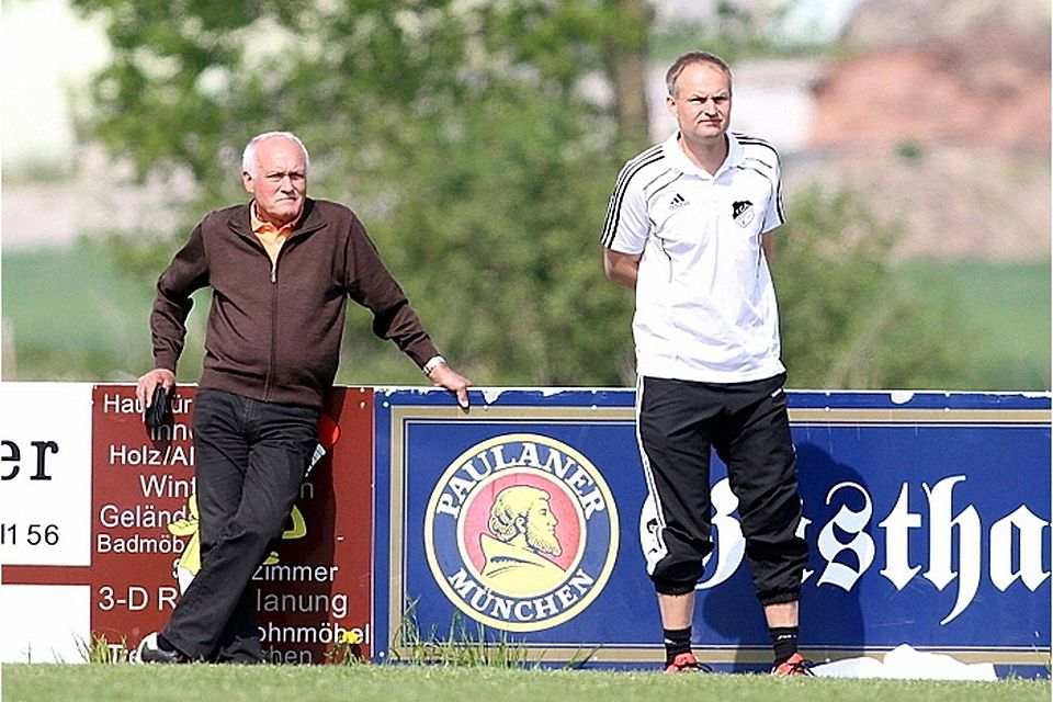 Der FC Amsham mit Trainer Stefan Gruber  (re.) und Abteilungsleiter Reinhold Zitzmann (li.) gehört zu den Favoriten der Kreisklasse Pocking -Foto: A. Santner